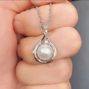 New! Beautiful Pearl and Crystal Necklace